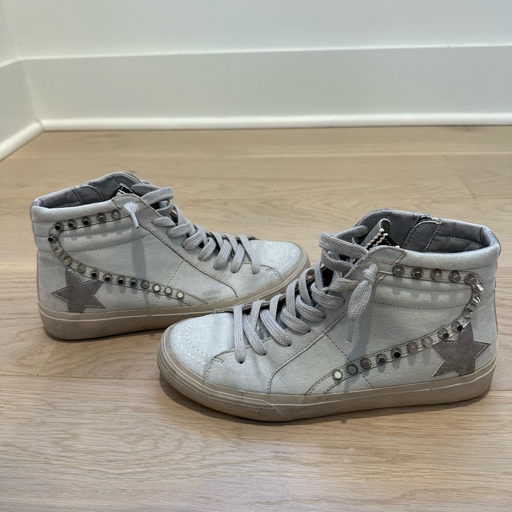 Women’s high top shushop tennis shoe size 7.5